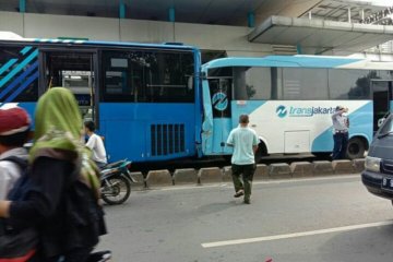 Dua bus Transjakarta bertabrakan di depan Kantor Wali Kota Jaktim