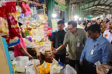 Cegah COVID-19, Pasar Flamboyan Pontianak disemprot disinfektan