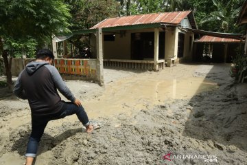 41 rumah warga Desa Poi tertimbun lumpur, akses jalan Palu-Sigi putus