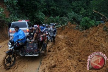 Lalu lintas Sumbar-Riau putus akibat longsor terjang kawasan Koto Alam