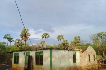 Puting beliung rontokan lima rumah warga Pulau Semau