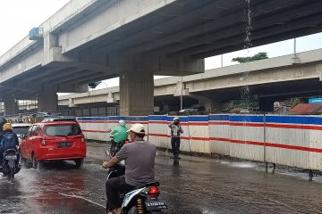 Pengendara keluhkan bocornya pipa saluran Tol Becakayu