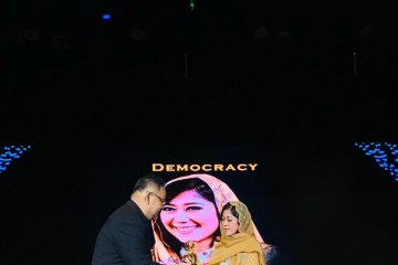 Ketua Komisi I DPR raih Democracy Award 2019