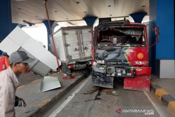 Gardu Tol Pasar Rebo rusak akibat tabrakan dua mobil