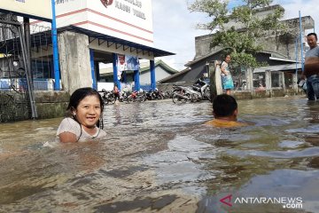 Banjir, puluhan warga Roban dievakuasi ke aula kecamatan