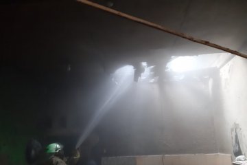 Regulator gas bocor, dapur sebuah rumah makan di Pasar Rebo terbakar