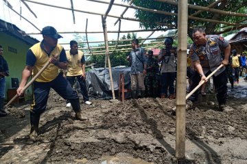 Bantu korban banjir bandang Sigi, ratusan polisi diterjunkan