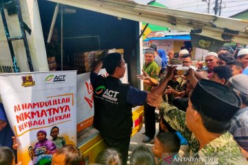 Ratusan paket makanan untuk jamaah masjid dibagikan ACT Sumut