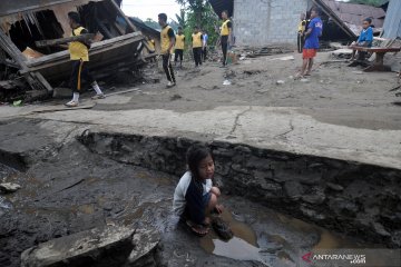 Penyaluran bantuan korban banjir Kulawi lewat posko induk