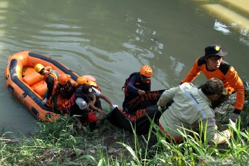 Evakuasi korban tenggelam di sungai Bekasi