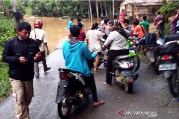 Ribuan warga Dharmasraya terisolasi akibat banjir