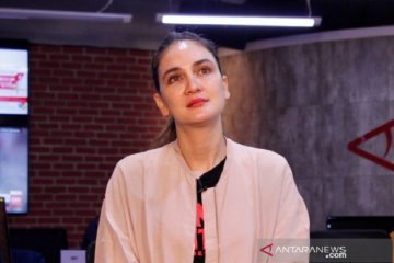 Luna Maya dan Ayu Dewi minta masyarakat doakan Ashraf Sinclair