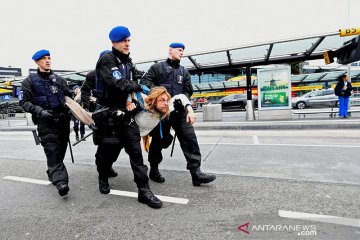 Menolak bubar, polisi seret pegiat lingkungan dari bandara Schiphol