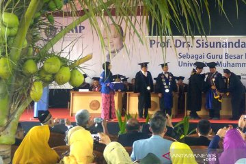 Sang Guru Besar pun dikukuhkan di kebun kelapa kopyor