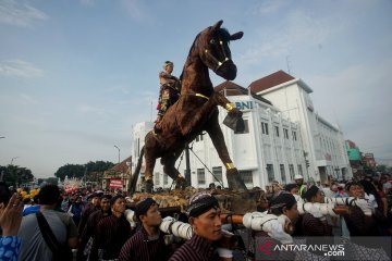 Serunya pawai Budaya Nitilaku Universitas Gadjah Mada