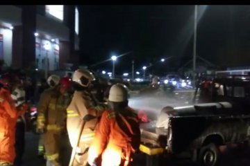 Kendaraan pengangkut bensin terbakar di Pasar Rebo