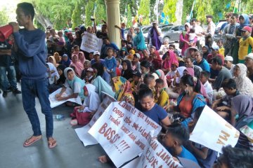 Puluhan nelayan Pondok Perasi berunjuk rasa ke kantor wali kota