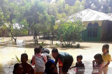 Babinsa Kodim 0204/DS bantu warga terdampak banjir