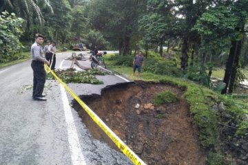 Jalan menuju kawasan wisata Bukit Lawang Langkat longsor