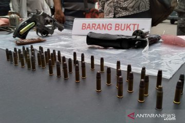 Polisi Karawang tangkap pelaku dan pembeli senpi rakitan