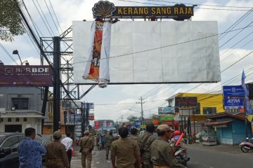 Satpol PP Sleman bongkar reklame langgar aturan dan membahayakan