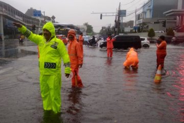 Air hujan genangi sejumlah jalan di Jakarta Timur
