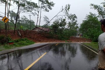 Jalur utama Banjarnegara-Wonosobo tertimbun tanah longsor