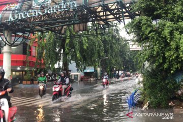 Sampah di kabel optik bawah tanah penyebab genangan Green Garden