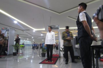 Ketika Jokowi "diperiksa" petugas Bandara Syamsudin Noor Banjarmasin