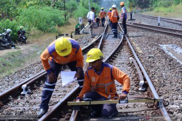 Perawatan rel jelang libur akhir tahun