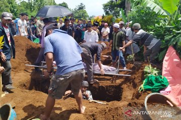 Tiga korban tertimbun rumah di Cianjur dimakamkan secara berdampingan