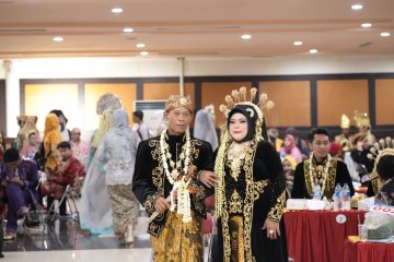 59 pasangan pengantin nikah massal di Surabaya
