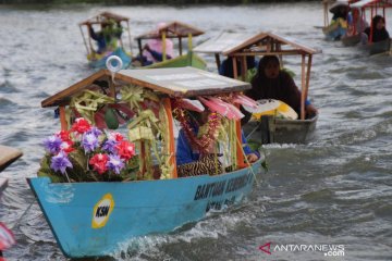 Tim Ekspedisi LBKS susuri Sungai Martapura salurkan bantuan sosial