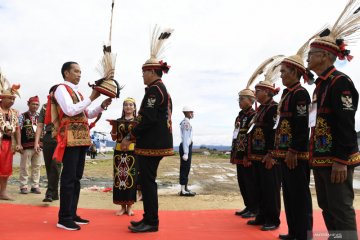 Jokowi diberi gelar Derayen Acang Aco oleh tokoh adat Dayak Krayan