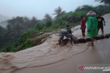 Curah hujan tinggi, wilayah barat Gorontalo Utara terjadi jalan amblas