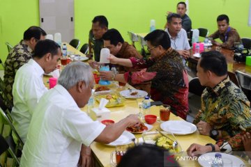 Presiden Jokowi santap malam di Tarakan dengan sambal buatan Irianto