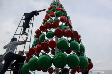 Pohon Natal dari alat rumah tangga