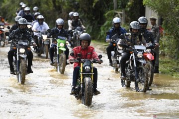 Jokowi jajal trek jalan perbatasan Nunukan tunggangi motor