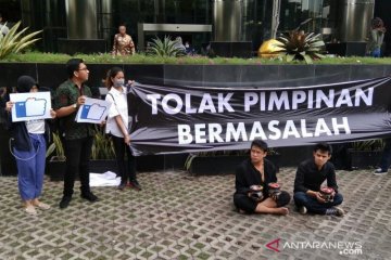 ICW lakukan aksi teatrikal tolak kehadiran pimpinan KPK bermasalah