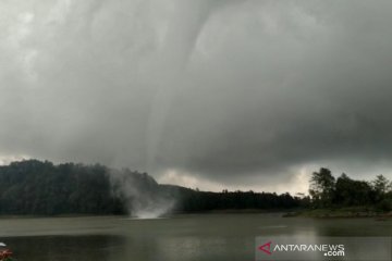 Humaniora kemarin, dari puting beliung hingga kesetiakawanan sosial