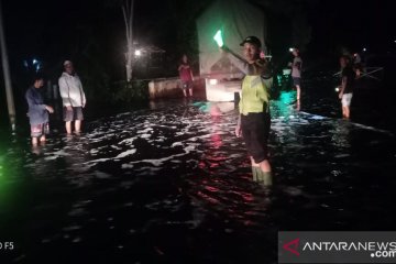 Macet akibat banjir, Polsek Ambawang atur lalin jalan trans Kalimantan