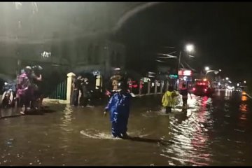 Arus lalu lintas Medan-Padang lumpuh akibat banjir