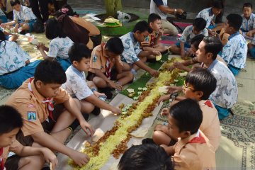 Makan bersama tumpeng Natal