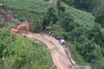 Jalur longsor di Sumalata-Biawu Gorontalo Utara dibersihkan