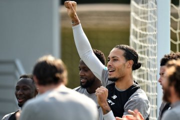 Van Dijk, Wijnaldum berlatih, tapi belum pasti tampil hadapi Flamengo