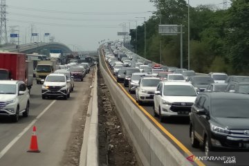 Arus lalu lintas di Jalan Tol Jakarta-Cikampek padat