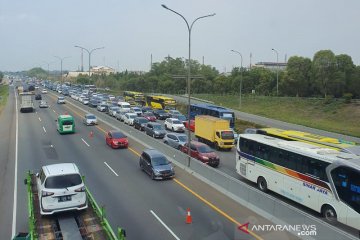 Petugas terapkan "contraflow" di Tol Jakarta-Cikampek