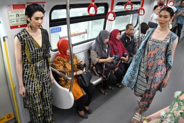 Peragaan busana Hari Ibu di LRT