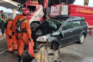 Minibus terbalik di Jalan DI Panjaitan akibat tabrak pembatas busway