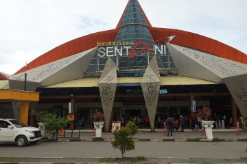 Hanya layani kargo, operasional Bandara Sentani anjlok 75 persen